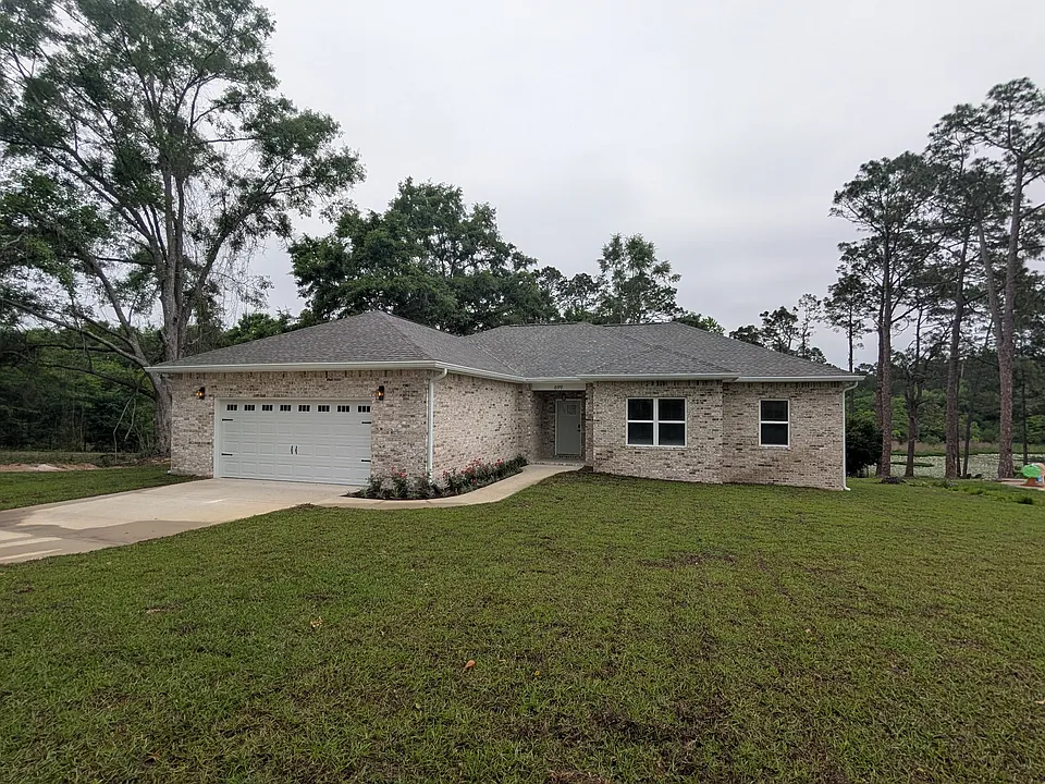 699 Pinewood Dr
