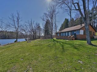92 W Shore Rd, Waymart, PA 18472