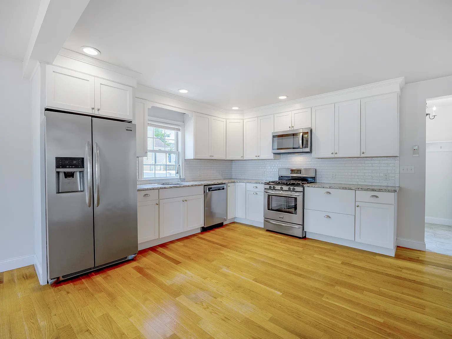 4 bed, 3.5 bath, 2000 sqft, $5,000 — Photo 4