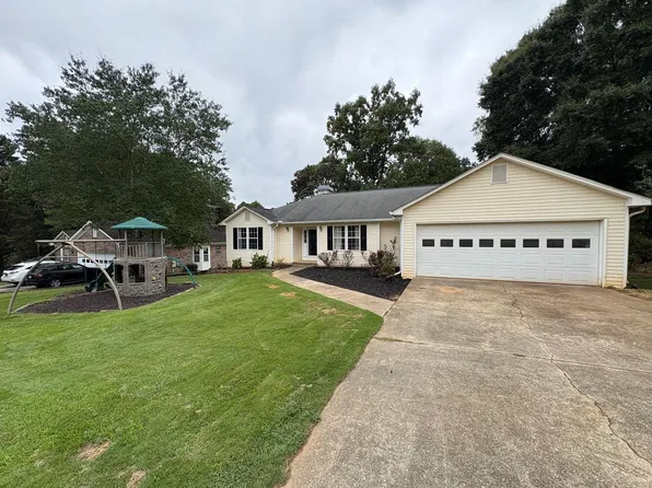 3813 N Rivercrest Dr, Gainesville, GA 30506