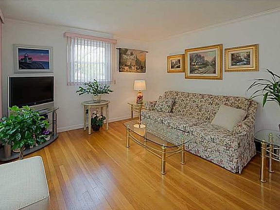 4th image of 115 New York Ave
