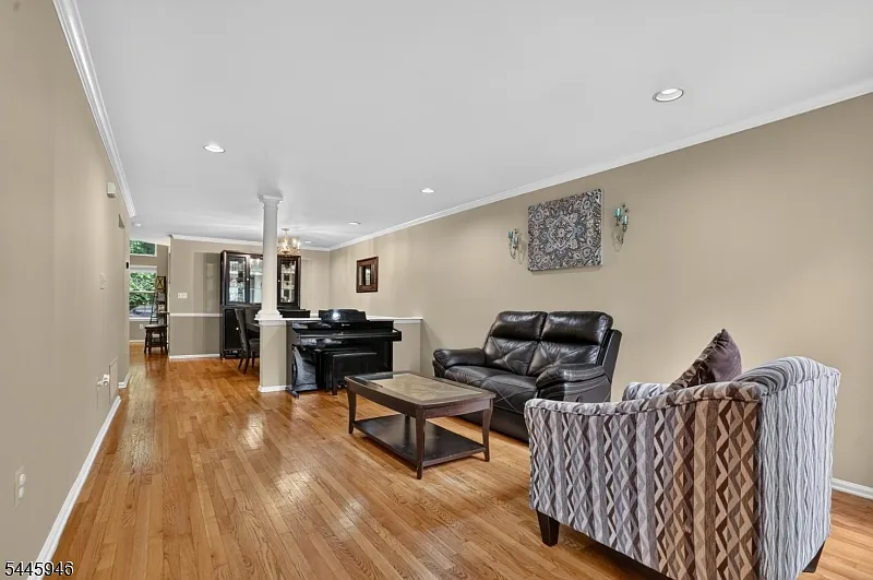 3 bed, 2.5 bath, 1928 sqft, $4,300 — Photo 2