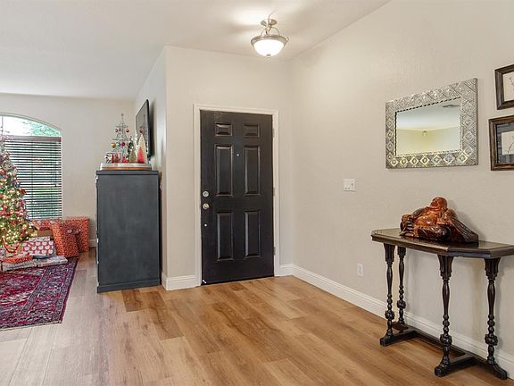 4th image of 2323 W Tyler Ave