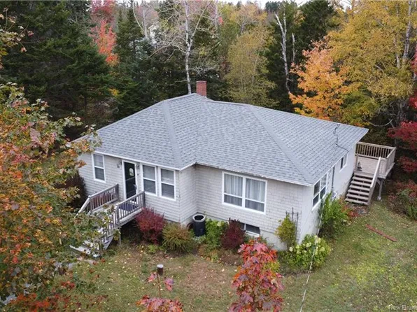 15 Avery Ln, Saint John, NB E2M 6Y3