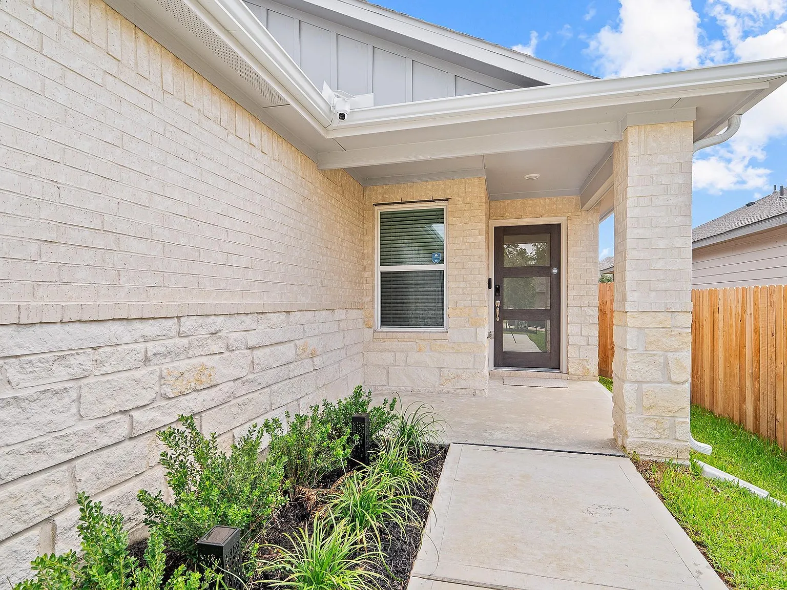 4 bed, 2.0 bath, 1565 sqft, $1,975 — Photo 3