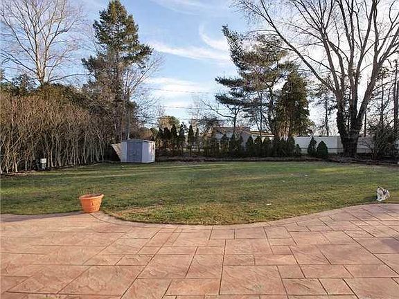 4th image of 30 Millbrook Dr