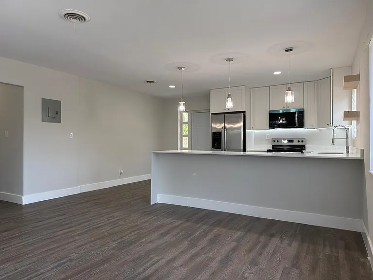 600 NW 18th St W — Photo 3