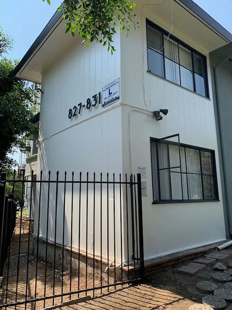 827Oxfo — Photo 1