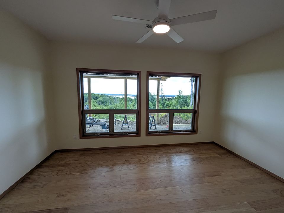 Living/dining area