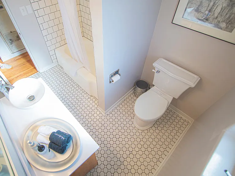2423 Rose Ave NW — Photo 9
