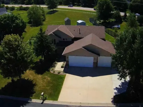 975 Oak Ct, Waconia, MN 55387