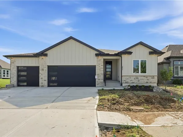4073 NE Chapel Manor Dr, Lees Summit, MO 64064