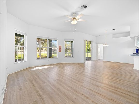 4th image of 107 Larchmont Ter