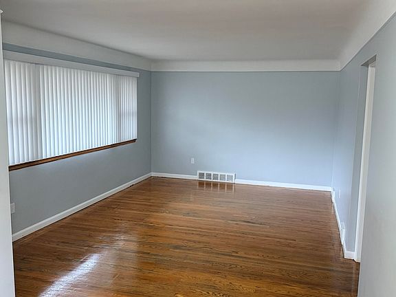 5th image of 21700 Pembroke Ave