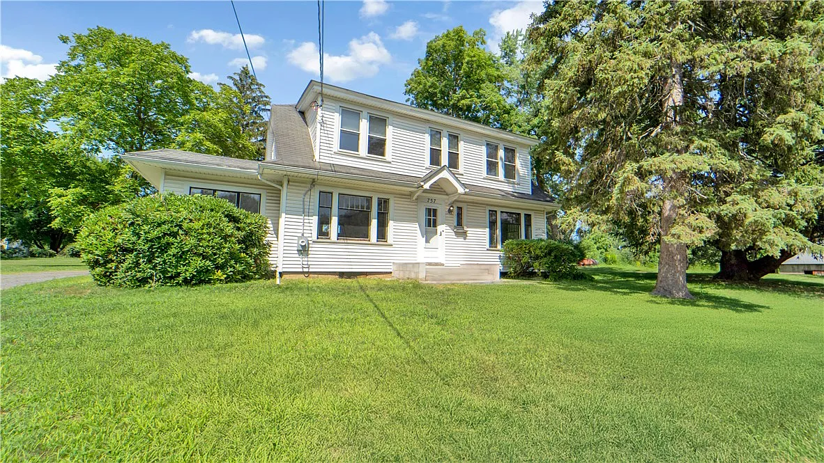 4 bed, 2.0 bath, 2400 sqft, $2,500 — Photo 2