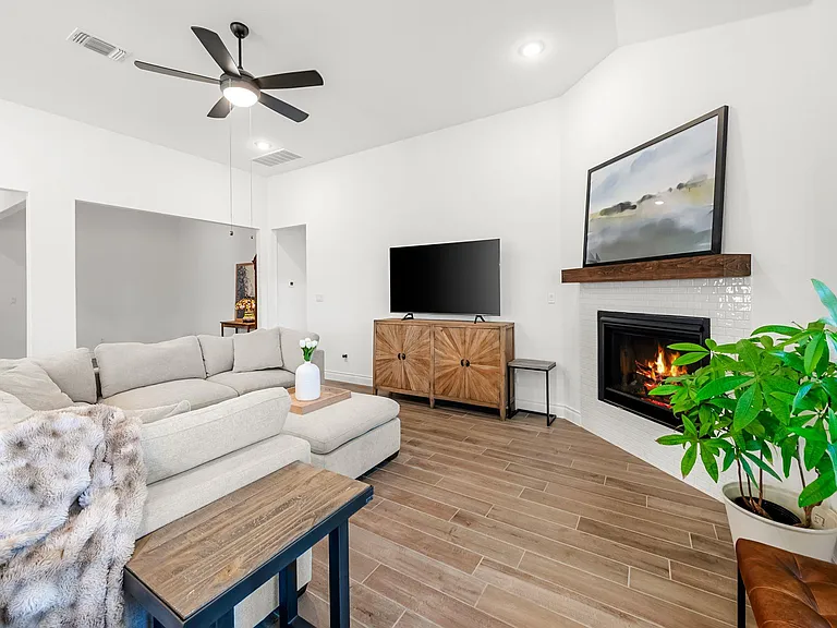 1301 White Daisy Ln — Photo 9
