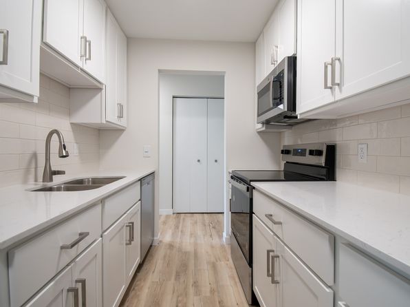 2450 Island Dr APT 202