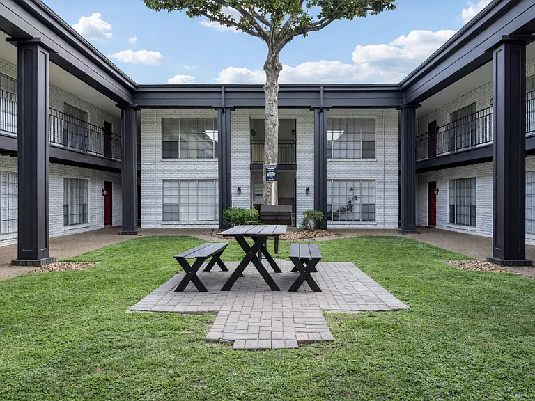 Ridley Apartments — Photo 16