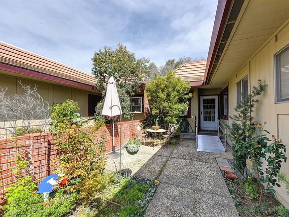 3rd image of 3180 Royal Dr