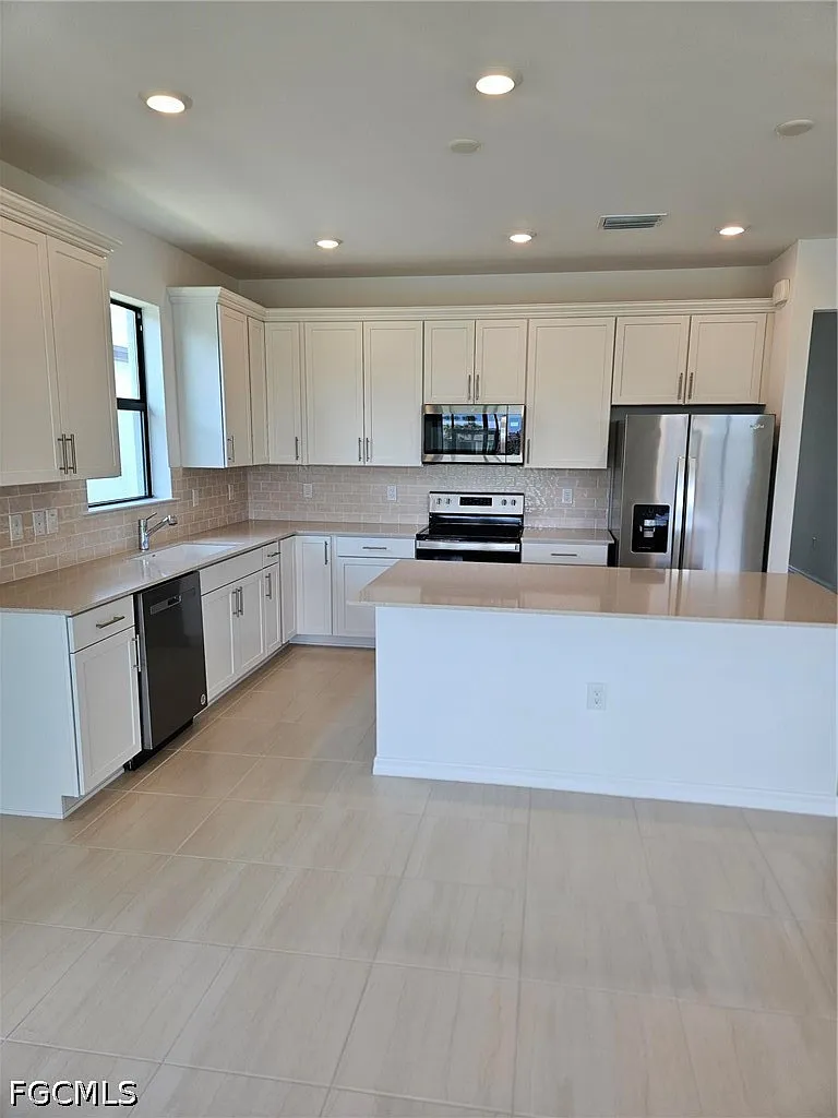 4 bed, 2.0 bath, 1850 sqft, $3,000 — Photo 3