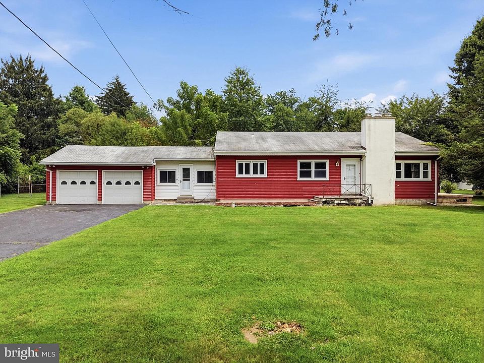1st image of 4 Flower Hill Ln