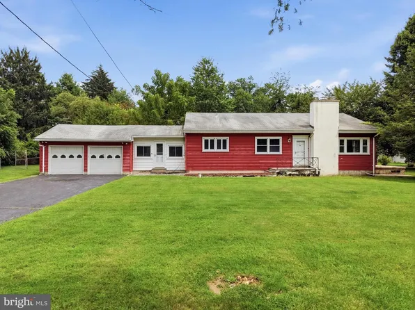 4 Flower Hill Ln, Pennington, NJ 08534