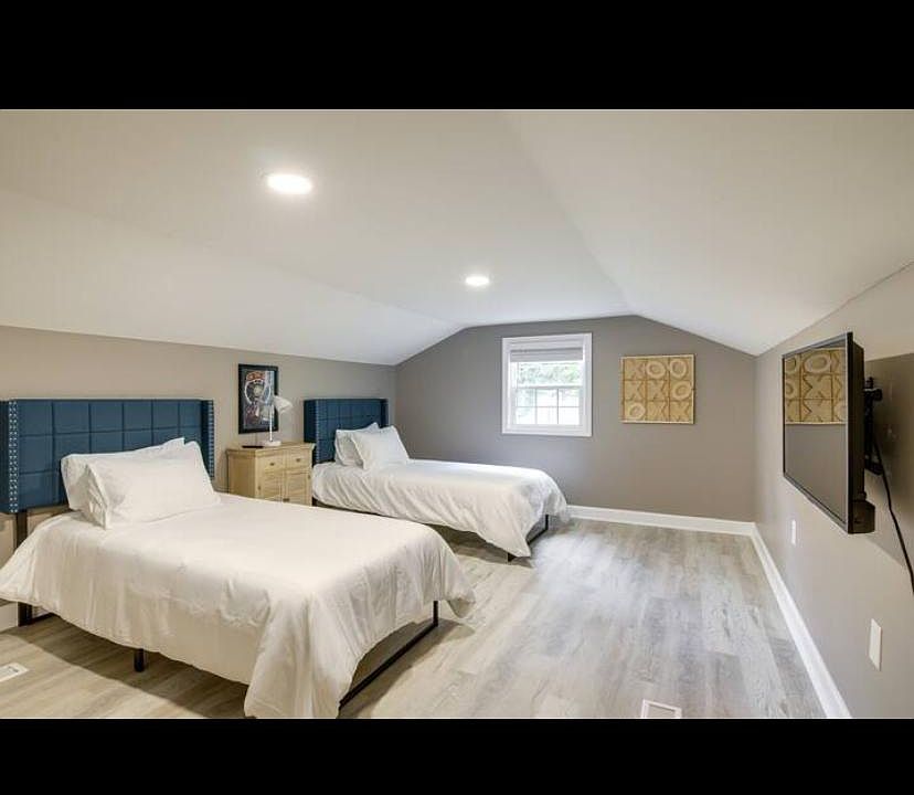 Upstairs room. 2nd bedroom or bonus room