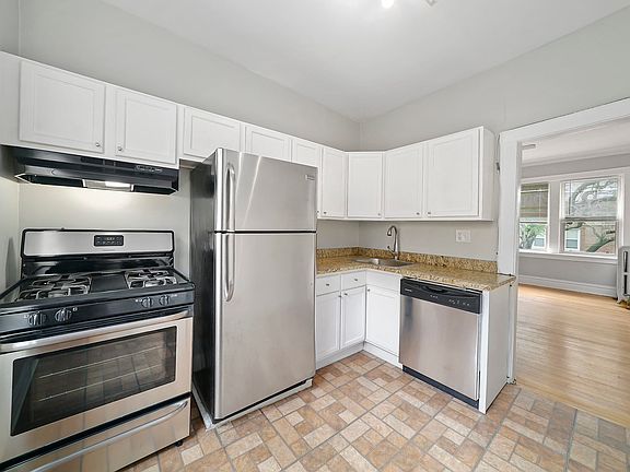 2nd image of 3109 W Ainslie St APT 3