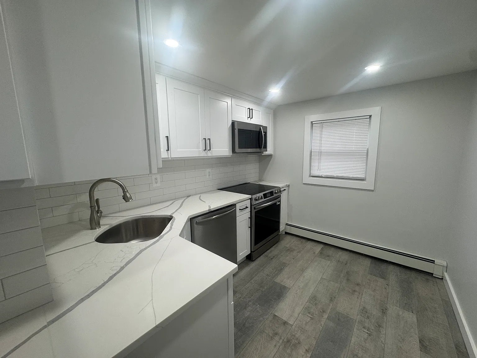 Manhattan Pl, Huntington — Photo 2