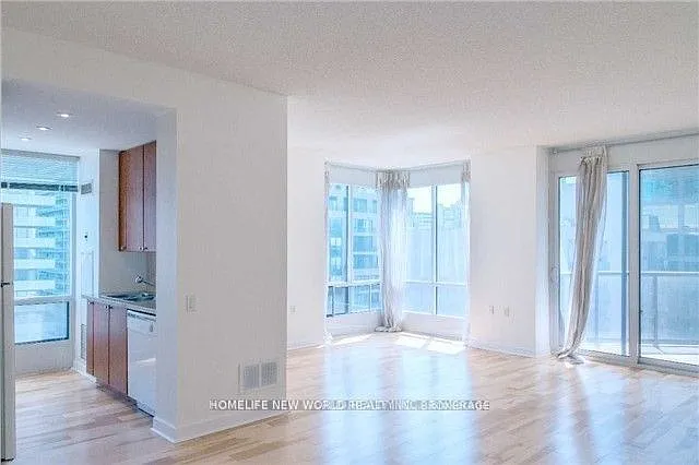 85 Bloor St E #411 — Photo 2
