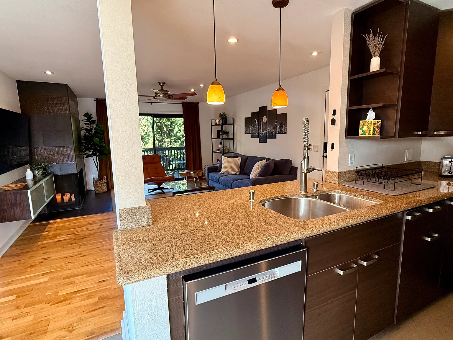 2 bed, 1006 sqft, $5,900 — Photo 4