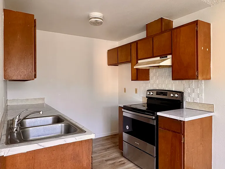 1633 Maple Ln #H4 — Photo 3