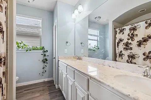 4 bed, 2.5 bath, 2713 sqft, $3,400 — Photo 3