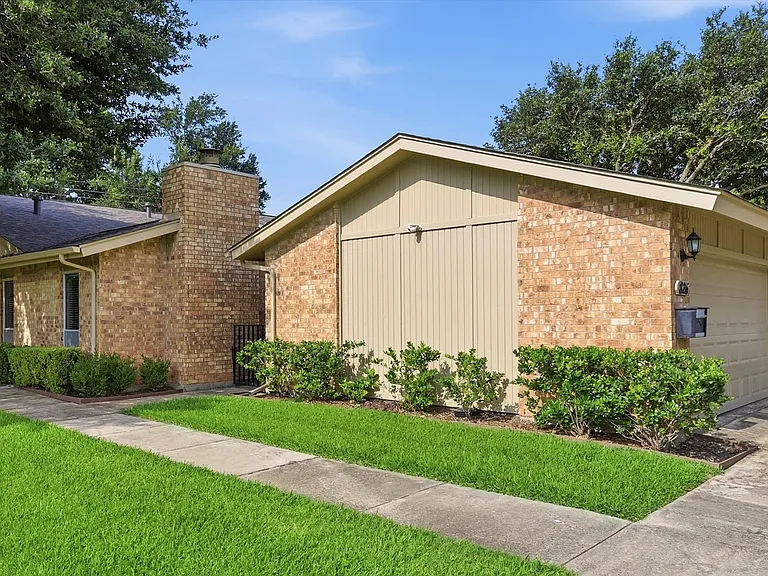 826 Shady Glen Ln — Photo 12