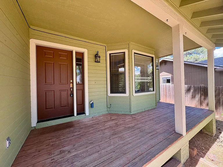 1636 W Ashley Way — Photo 2