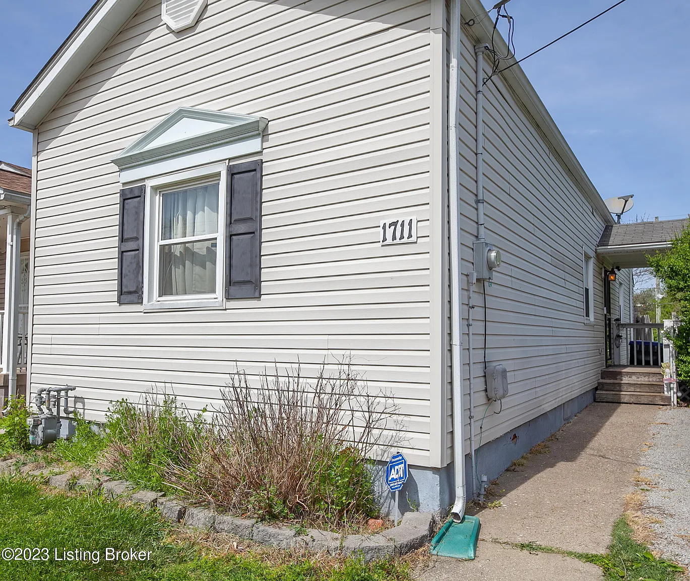 1711 Baird St photo 1
