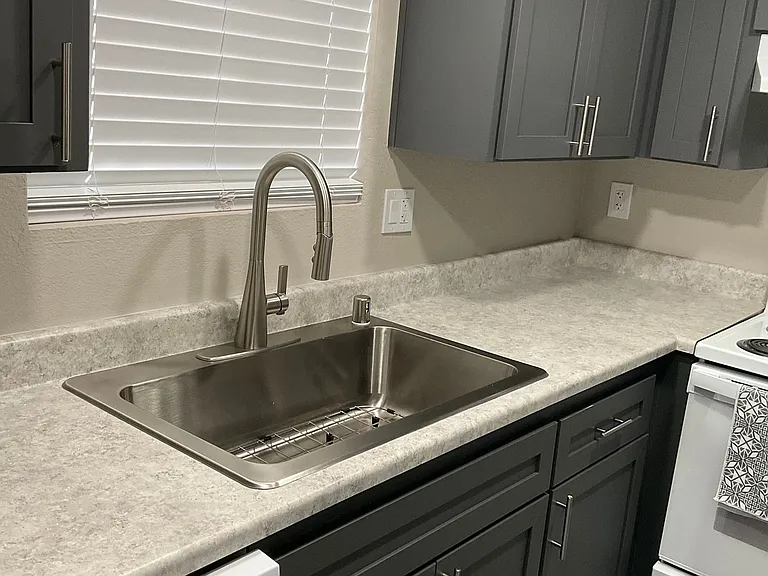 Burgundy House Apartments — Photo 7