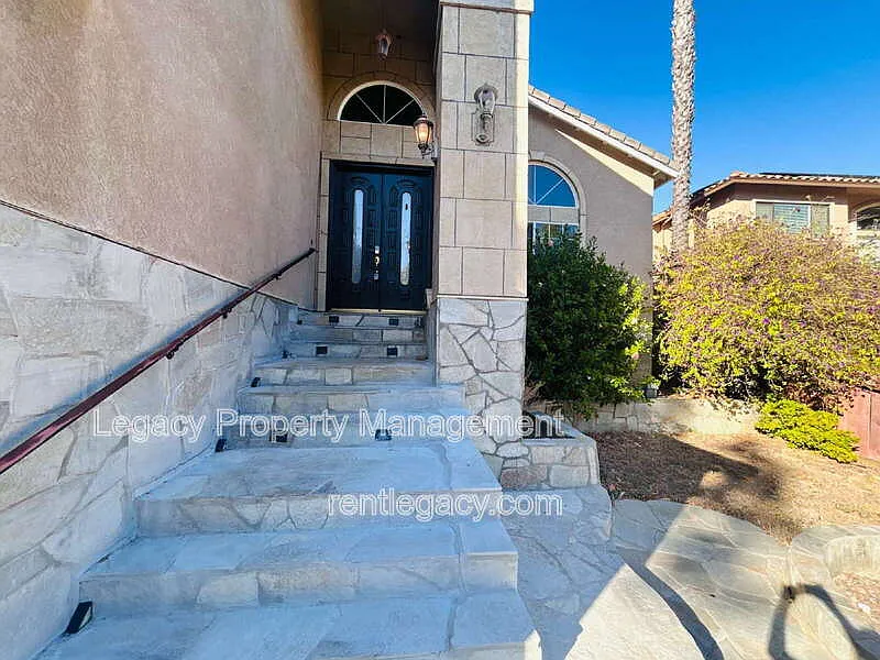 6 bed, 3.0 bath, 3189 sqft, $3,995 — Photo 3