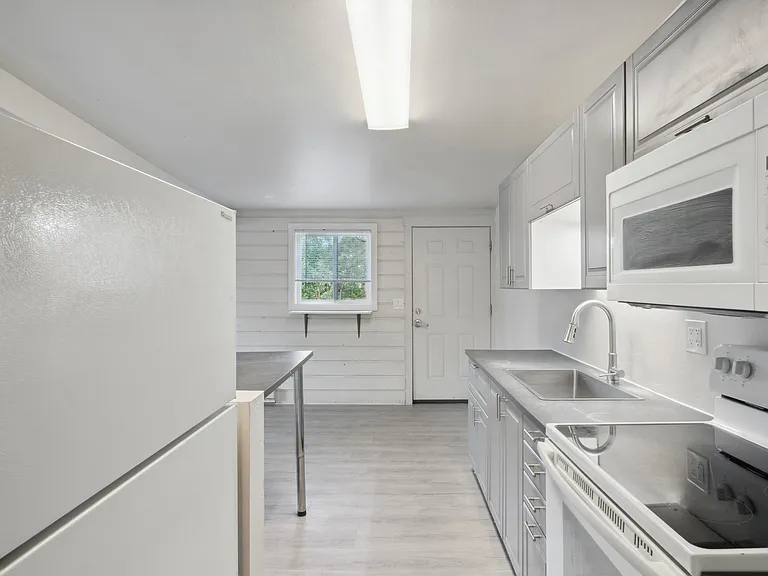 135 E 2nd St — Photo 10
