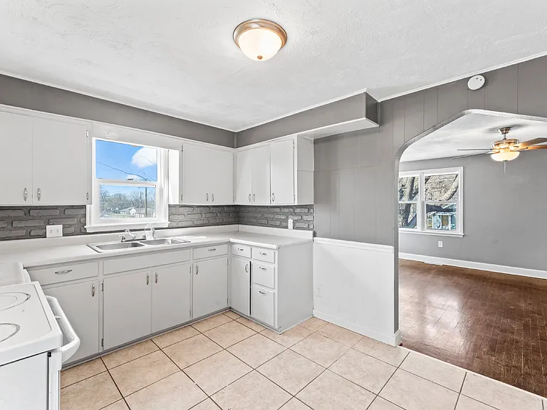 33085 W 82nd St — Photo 10