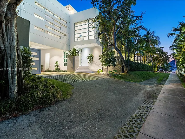 440 S Hibiscus Dr — Photo 4