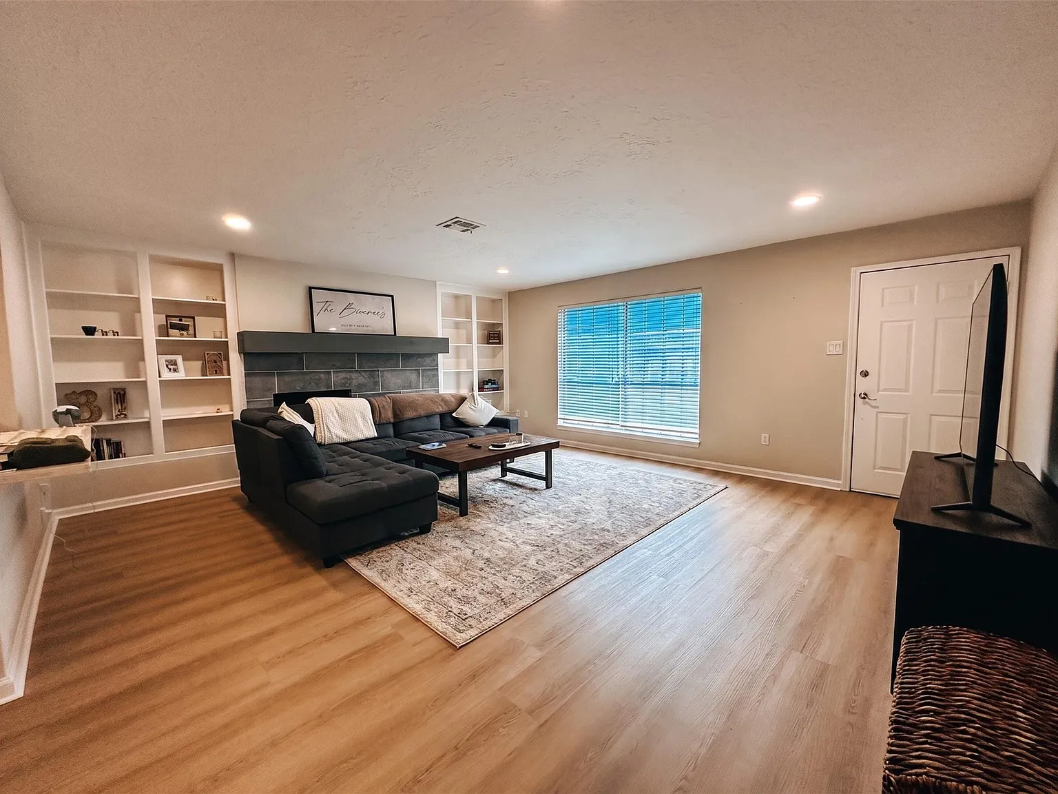 3 bed, 2.0 bath, 1425 sqft, $2,100 — Photo 2