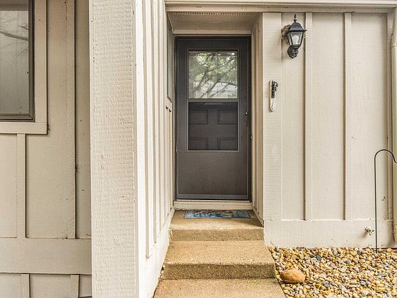 2nd image of 5906 N Oak Grove Pl #105