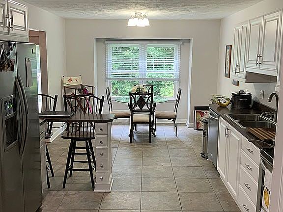 5th image of 615 Carriage Dr