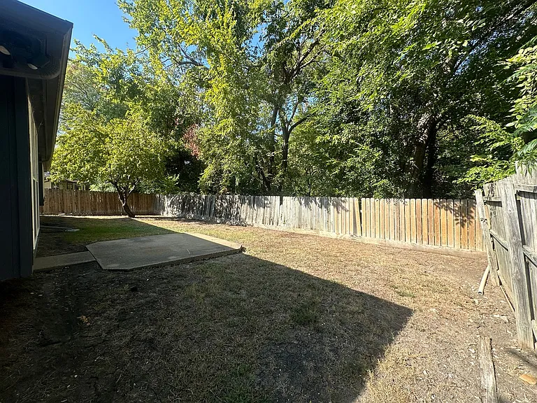 7814 Bob White Dr — Photo 32