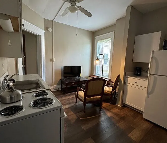 440 W 10th St #7 — Photo 4
