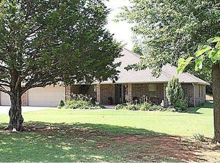 1320 W Hillcrest Dr, Mustang, OK 73064