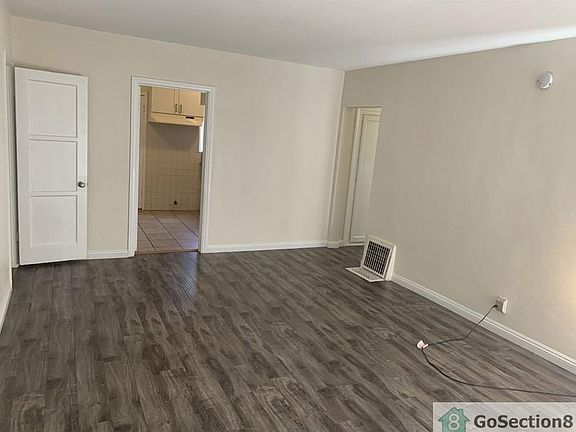 3rd image of 9154 S Manhattan Pl