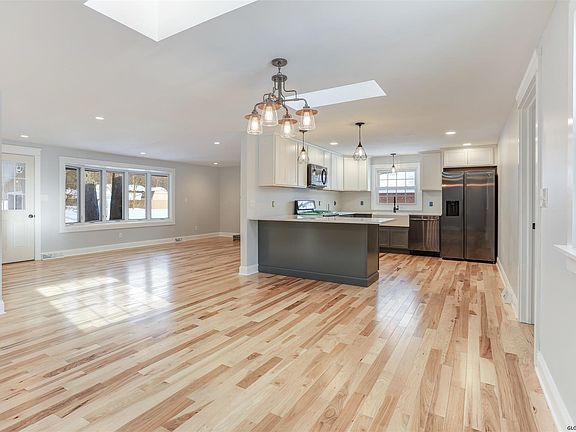 4th image of 5 Kathleen Dr