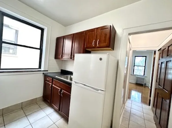 21-14 Crescent Street image 4 of 15